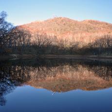 Chi-no-ike reflecting Mt. Jizo-dake (Akagi-yama)